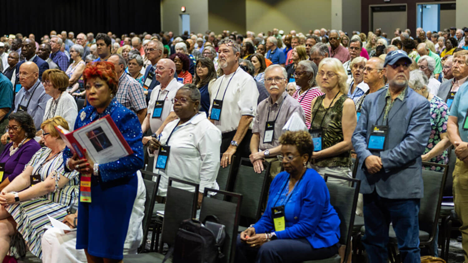 Antes de que el organismo emitiera su voto permitiendo que las iglesias se fueran, el Rev. James Friday ofreció una oración sincera ante la plenaria: “Dios oramos para que incluso mientras lamentamos la partida de estas iglesias, sigamos siendo un cuerpo, una fe, un bautismo, un Dios y padre de todos/as nosotros/as, en todos/as y a través de todos/as”. Foto cortesía de la Conferencia Anual de Carolina del Sur.