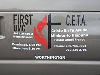 A lateral da van tem a cruz e a chama Metodista Unida, e as informações de contato de Cristo En Tu Ayuda e sua igreja local, a Primeira IMU em Worthington. Foto cortesía de Ángel Franco.