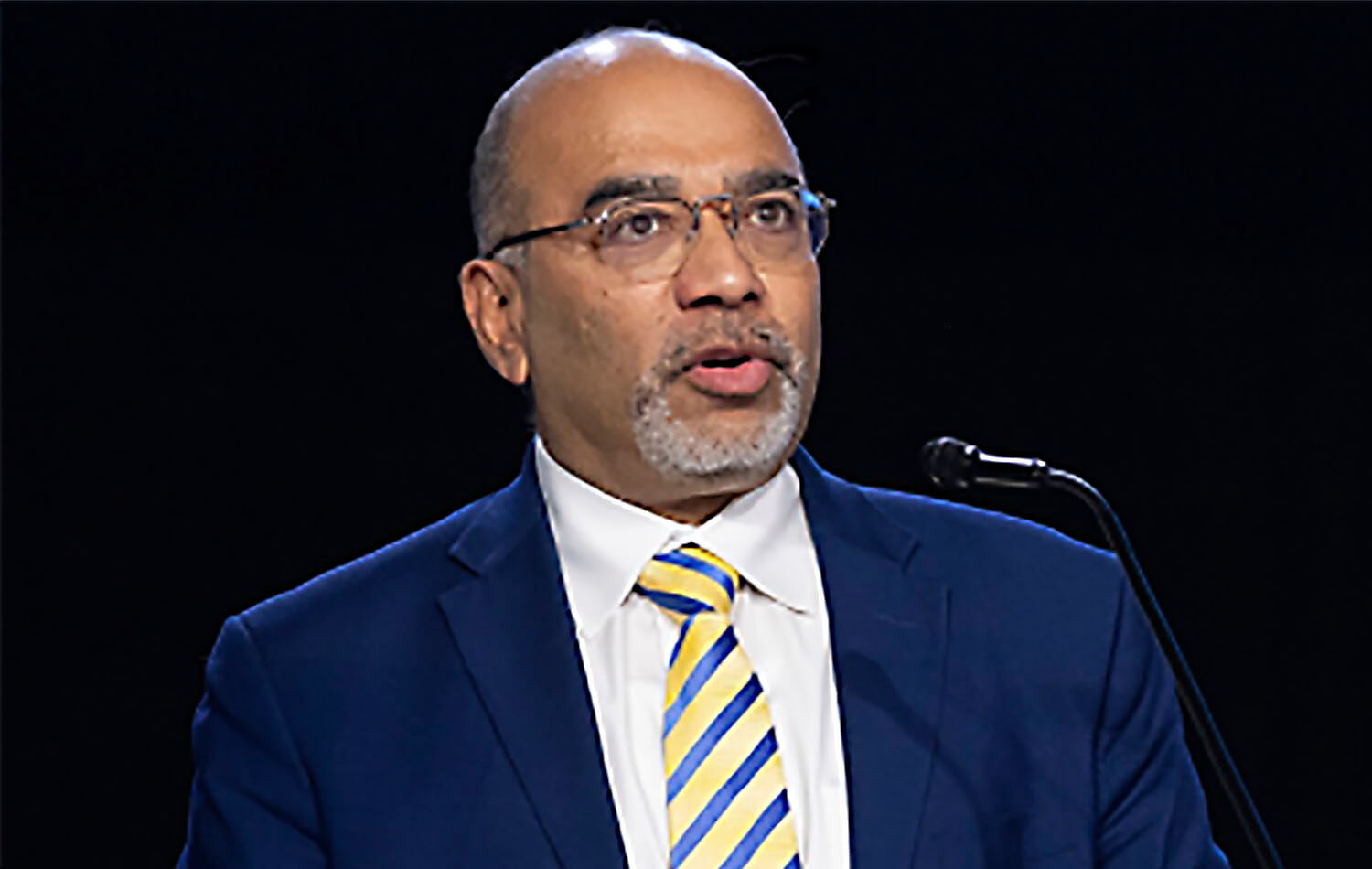 Roland Fernandes, do Conselho Geral de Ministérios Globais, discursa na Conferência Geral Metodista Unida de 2024 em Charlotte, Carolina do Norte. Foto Mike DuBose, Notícias MU.