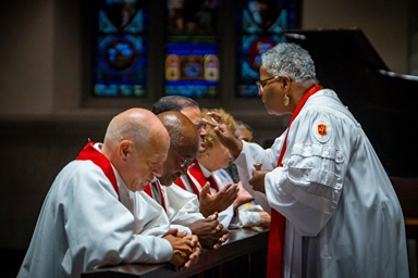 La Obispa LaTrelle Easterling, quien dirige las conferencias anuales Baltimore-Washington y Península-Delaware, unge la frente del Obispo Héctor A. Burgos-Núñez durante la Conferencia Jurisdiccional del Noreste celebrada del 10 al 12 de julio en Pittsburgh. A la izquierda están los obispos John R. Schol y Marcus Matthews. Foto de James Lee, cortesía de la página de Facebook de los/as metodistas unidos/as del Este de Pensilvania. La Obispa LaTrelle Easterling, quien dirige las conferencias anuales Baltimore-Washington y Península-Delaware, unge la frente del Obispo Héctor A. Burgos-Núñez durante la Conferencia Jurisdiccional del Noreste celebrada del 10 al 12 de julio en Pittsburgh. A la izquierda están los obispos John R. Schol y Marcus Matthews. Foto de James Lee, cortesía de la página de Facebook de los/as metodistas unidos/as del Este de Pensilvania.