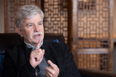 O acadêmico metodista unido Joerg Rieger lidera o Programa Wendland-Cook em Religião e Justiça na Vanderbilt Divinity School, um programa que se concentra em questões de justiça em religião, economia e ecologia. Foto de Mike DuBose, Notícias MU. O acadêmico metodista unido Joerg Rieger lidera o Programa Wendland-Cook em Religião e Justiça na Vanderbilt Divinity School, um programa que se concentra em questões de justiça em religião, economia e ecologia. Foto de Mike DuBose, Notícias MU.