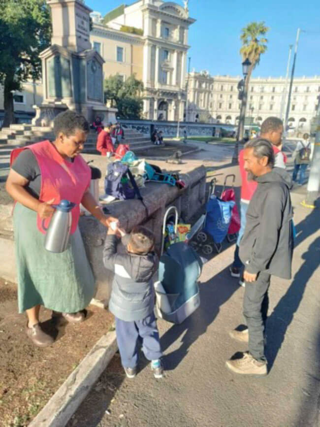 Eliad serve café da manhã na comunidade com um jovem voluntário. Foto cortesia de Eliad Dias dos Santos.