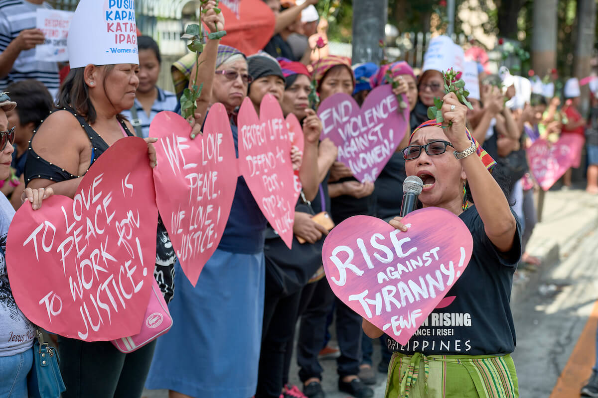 L'organisation Rise Up for Life and for Rights, dirigée par la diaconesse méthodiste unie Norma P. Dollaga, organise une manifestation en faveur des droits de l'homme aux Philippines le jour de la Saint-Valentin 2019. Dollaga a été nommée lauréate 2024 du prestigieux Prix Méthodiste Mondial de la paix décerné par le Conseil Méthodiste Mondial. Photo d'archive de Paul Jeffrey.