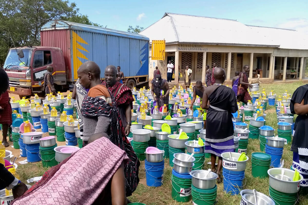 Des articles destinés à aider les victimes des inondations en Tanzanie sont organisés dans le district de Masai par des bénévoles de l'Église Méthodiste Unie locale. Avec le soutien financier du Comité Méthodiste Uni de Secours, l'église a aidé 250 familles touchées par la catastrophe. Photo reproduite avec l'aimable autorisation du bureau de gestion des catastrophes de la Région Épiscopale du Nord Katanga.