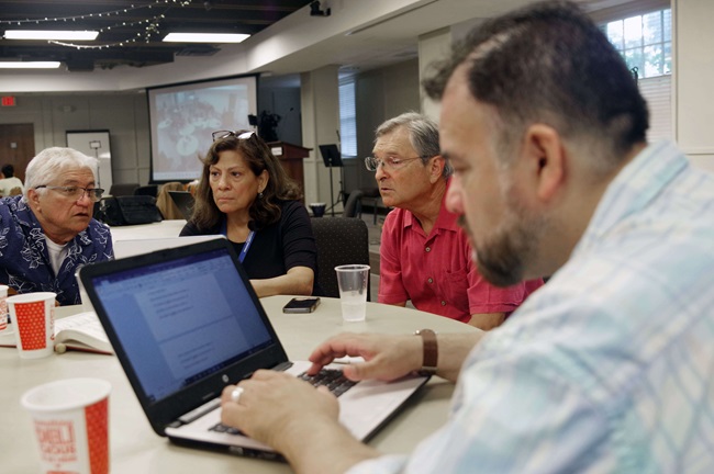 Durante el taller, los/as participantes se dividieron en grupos para trabajar en la producción de diferentes recursos. En la foto (de derecha a izquierda): Rev. Dan Gonzalez (Iglesia Presbiteriana E.U.A.), Tim Bushong, Dra. Diana Sanchez-Bushong (Iglesia Metodista Unida) y Miguel González (Iglesia Evangélica Luterana de América). Foto Rev. Gustavo Vasquez, Noticias MU.