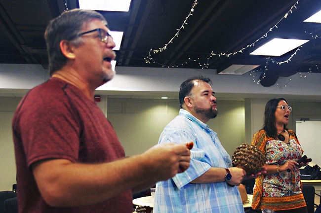 Durante el taller, los/as participantes se dividieron en grupos para trabajar en la producción de diferentes recursos. En la foto (de derecha a izquierda): Rev. Dan Gonzalez (Iglesia Presbiteriana E.U.A.), Tim Bushong, Dra. Diana Sanchez-Bushong (Iglesia Metodista Unida) y Miguel González (Iglesia Evangélica Luterana de América). Foto Rev. Gustavo Vasquez, Noticias MU.