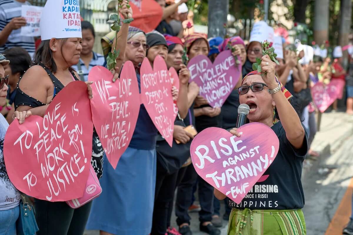 필리핀 연합감리교회 집사인 노마 P. 돌라가가 이끄는 ‘생명과 인권을 위한 라이즈 업(Rise Up for Life and for Rights)’ 단체는 2019년 발렌타인데이에 여성과 가난한 사람의 정의와 인권을 보장하라는 시위를 벌이고 있다. 돌라가 집사는 세계감리교협의회가 수여하는 권위 있는 세계감리교평화상의 2024년 수상자로 선정되었다. 사진, 폴 제프리, 연합감리교뉴스.