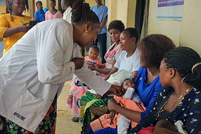 Dr. Marie-Claire Manafundu, coordinator of The United Methodist Church’s Maternal, Newborn and Child Health program in eastern Congo, talks to a woman about the importance of breastfeeding during a visit to Lokole Methodist Hospital Center in Kindu, Congo. The church’s awareness campaign highlighted the health benefits for mothers and children and also featured testimonials from experienced mothers who shared the challenges and joys of breastfeeding. Photo by Chadrack Tambwe Londe, UM News. Dr. Marie-Claire Manafundu, coordinator of The United Methodist Church’s Maternal, Newborn and Child Health program in eastern Congo, talks to a woman about the importance of breastfeeding during a visit to Lokole Methodist Hospital Center in Kindu, Congo. The church’s awareness campaign highlighted the health benefits for mothers and children and also featured testimonials from experienced mothers who shared the challenges and joys of breastfeeding. Photo by Chadrack Tambwe Londe, UM News.