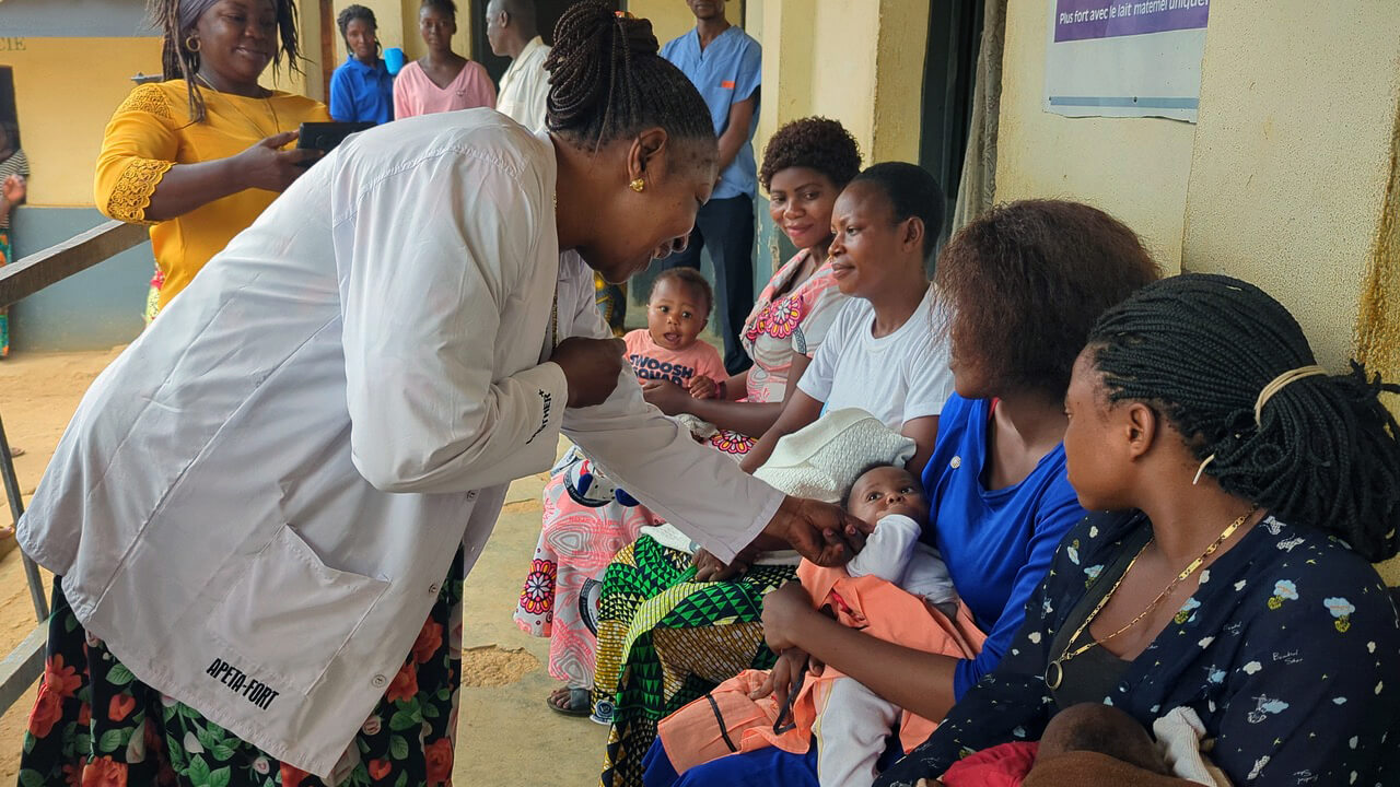 A Dra. Marie-Claire Manafundu, coordenadora do programa de Saúde Materna, Neonatal e Infantil da Igreja Metodista Unida no Congo Leste, fala com uma mulher sobre a importância da amamentação durante uma visita ao Centro Hospitalar Metodista de Lokole em Kindu, Congo. A campanha de sensibilização da igreja destacou os benefícios para a saúde das mães e das crianças e também apresentou testemunhos de mães experientes que partilharam os desafios e as alegrias da amamentação. Foto de Chadrack Tambwe Londe, Notícias da MU.