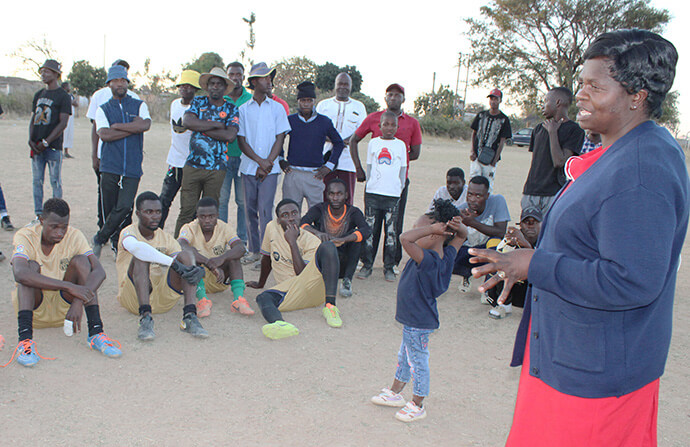 Shiella Hweta, conseillère à l'hôpital Mount St. Mary's près de Wedza, au Zimbabwe, donne une conférence sur les risques sanitaires après le match de football. Photo par Kudzai Chingwe, UM News.