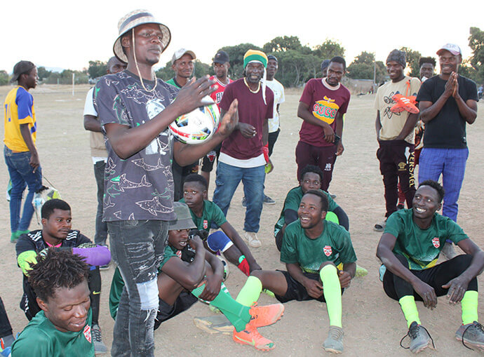 Admire Chioko, entraîneur de l'équipe de football Dendenyore Red Stars, remercie le pasteur Edward Muchengaguyo de l'Église Méthodiste Unie St. James Hwedza pour le ballon de football offert à son équipe. Photo par Kudzai Chingwe, UM News.