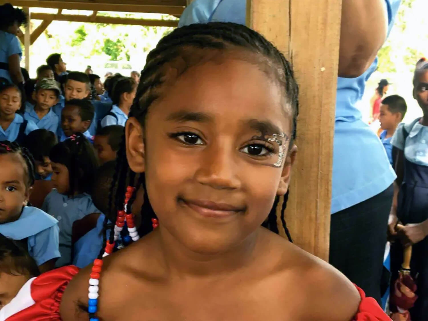 Uma criança da Colômbia aproveita uma celebração promovida pelo CEPALC (Centro Ecumênico Latino-Americano de Comunicação Inclusiva), uma organização parceira que recebeu apoio do fundo permanente do Encounter no passado. Foto cortesia da CEPALC.