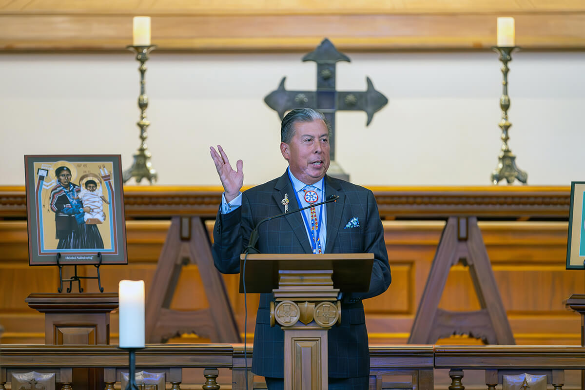 O bispo David Wilson, presidente do United Methodist Committee on Relief (Comitê Metodista Unido de Alívio), lidera o culto de abertura durante a reunião organizacional conjunta dos conselhos Metodistas Unidos de Ministério Globais e Ensino Superior e Ministério, em 14 de outubro no Denman Building em Nashville, Tennessee. Foto de Adam Bowers, United Methodist Board of Global Ministries (Junta Metodista Unida de Ministérios Globais).