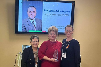 De izquierda a derecha: Obispa Cynthia Fierro Harvey, presidente de la GCAH; Giuseppina Lauretano Avitia, quien aceptó el premio en nombre de su esposo, Rev. Edgar Avitia Legarda; Dra. Ashley Boggan D., secretaria general de GCAH. Foto de Crystal Caviness, UMCOM. De izquierda a derecha: Obispa Cynthia Fierro Harvey, presidente de la GCAH; Giuseppina Lauretano Avitia, quien aceptó el premio en nombre de su esposo, Rev. Edgar Avitia Legarda; Dra. Ashley Boggan D., secretaria general de GCAH. Foto de Crystal Caviness, UMCOM.