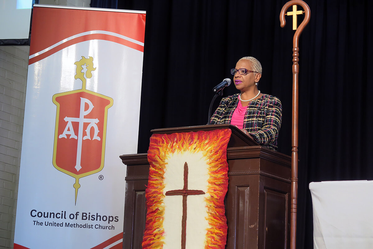 L'évêque Tracy S. Malone, qui dirige la Conférence de l'Indiana, prononce son premier discours en tant que présidente du Conseil des Évêques lors de la réunion des évêques le 4 novembre au Centre de conférence d'Epworth by the Sea à St Simons Island, en Géorgie. Elle a parlé de son espoir de voir l'Église Méthodiste Unie évoluer vers un avenir plus inclusif. Photo par Heather Hahn, UM News.