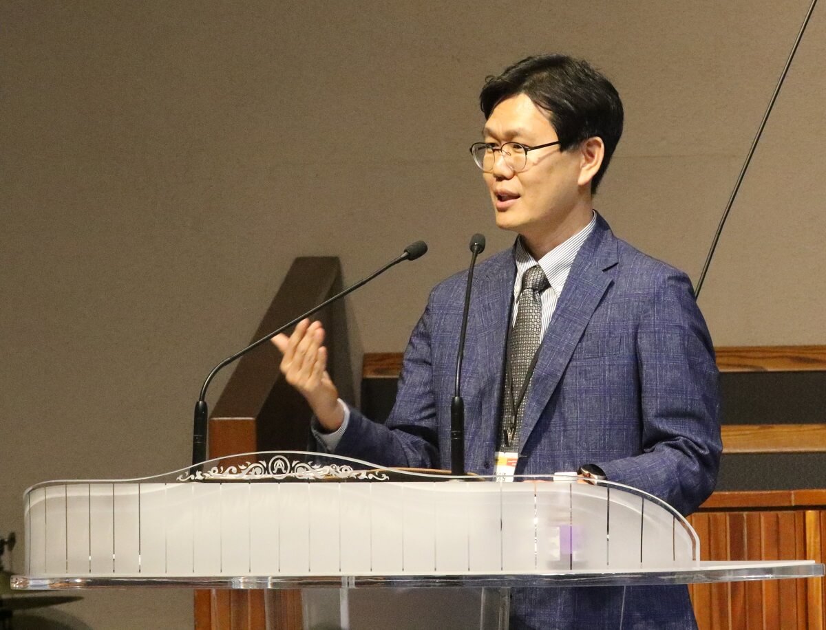 이순영 목사가 2024년 10월 7일 로스앤젤레스 한인연합감리교회에서 열린 한인총회 개회 예배에서 ‘하나님의 은혜에 응답한 부르심’이라는 주제로 말씀을 전하고 있다. 사진, 김응선(Thomas E. Kim) 목사, 연합감리교뉴스.