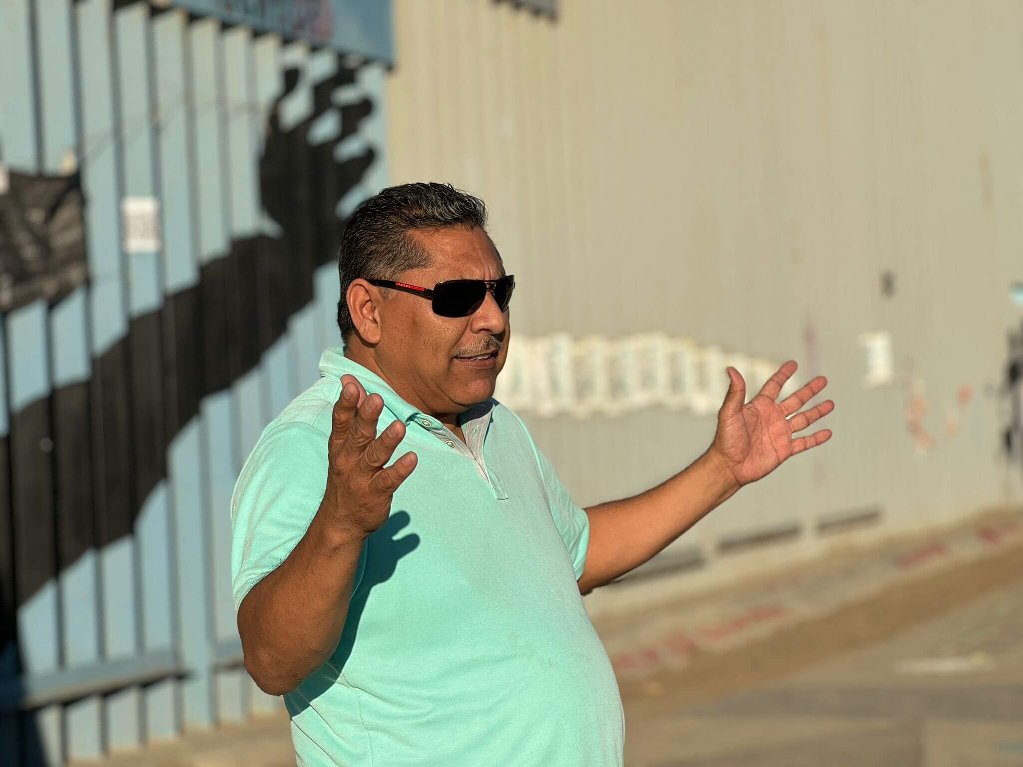 Rev. Saúl Montiel, uno de los fundadores de la Iglesia Fronteriza en 2011, acompañó al grupo de MARCHA y lideró, junto con el Obispo Manuel Ruelas López y el Pastor Guillermo Navarrete, un servicio de comunión para quienes visitan este icónico punto fronterizo.