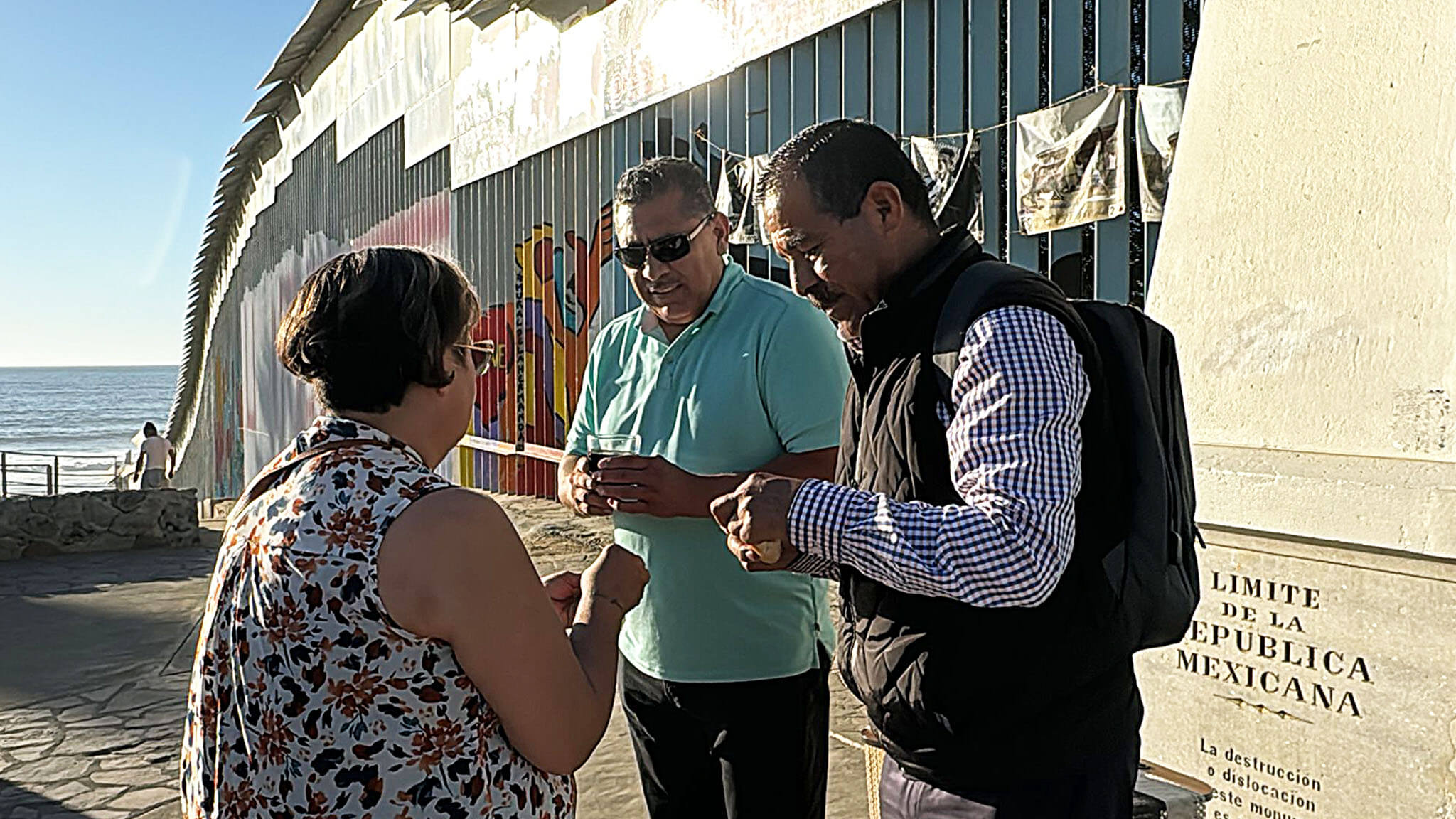 Rev. Saúl Montiel, uno de los fundadores de la Iglesia Fronteriza en 2011, acompañó al grupo de MARCHA y lideró, junto con el Obispo Manuel Ruelas López y el Pastor Guillermo Navarrete, un servicio de comunión para quienes visitan este icónico punto fronterizo.