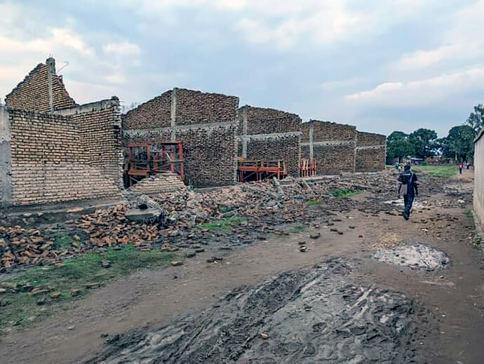 Les toits, les charpentes et les murs de deux bâtiments du Lycée Technique Mgr Jean Alfred Ndoricimpa à Bujumbura, au Burundi, ont été emportés par le vent. Le lycée méthodiste uni a subi d'importants dégâts suite aux vents violents et aux fortes pluies du 30 octobre. Photo par Jerome Ndayisenga, UM News.