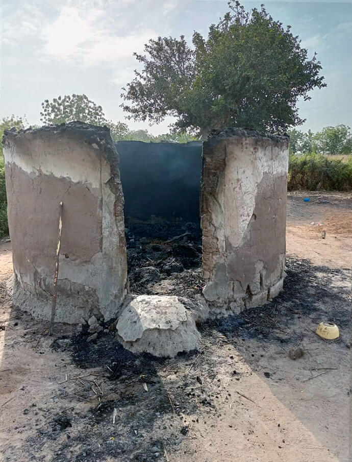 Duas casas incendiadas em Munga Dosso, estado de Taraba, estão entre as muitas que foram danificadas em confrontos entre membros das igrejas Metodista Unida e Metodista Global. Duas crianças, de 4 e 2 anos, foram mortas nos ataques de dezembro às casas da Metodista Unida. Foto cortesia do Bispo John Schol. 