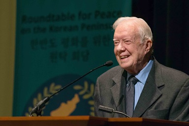 L'ancien président Jimmy Carter accueille les délégués à la Table Ronde pour la paix dans la péninsule coréenne au Carter Center à Atlanta en 2018. L'événement était organisé par le Conseil Méthodiste Uni des Ministères Mondiaux. Jimmy Carter est décédé le 29 décembre à son domicile de Plains, en Géorgie. Il avait 100 ans. Photo par Mike DuBose, UM News. L'ancien président Jimmy Carter accueille les délégués à la Table Ronde pour la paix dans la péninsule coréenne au Carter Center à Atlanta en 2018. L'événement était organisé par le Conseil Méthodiste Uni des Ministères Mondiaux. Jimmy Carter est décédé le 29 décembre à son domicile de Plains, en Géorgie. Il avait 100 ans. Photo par Mike DuBose, UM News.