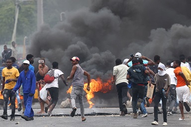 Protesters run from police during a "national shutdown" against the election outcome in Luis Cabral township in Maputo, Mozambique, on Nov. 7, 2024. Deadly protests continued after Mozambique’s top court in December confirmed the ruling party candidate’s victory. The political unrest also has disrupted United Methodist Church activities in the country. REUTERS/Siphiwe Sibeko. Protesters run from police during a "national shutdown" against the election outcome in Luis Cabral township in Maputo, Mozambique, on Nov. 7, 2024. Deadly protests continued after Mozambique’s top court in December confirmed the ruling party candidate’s victory. The political unrest also has disrupted United Methodist Church activities in the country. REUTERS/Siphiwe Sibeko.