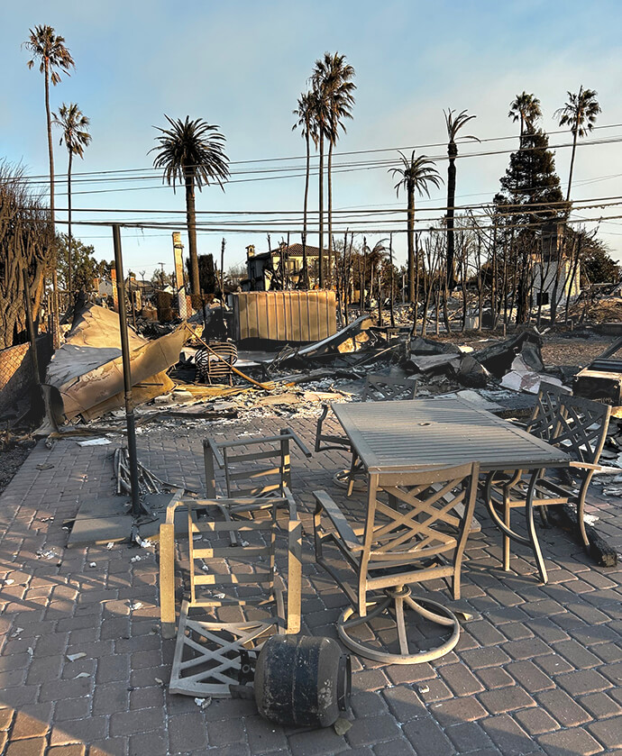 Coisas estranhas sobrevivem ao incêndio que engolfou a maior parte da comunidade de Pacific Palisade, Califórnia. O antecessor da atual Conferência California-Pacific foi fundamental para iniciar a cidade em 1921. O Rev. John Shaver espera que a igreja tenha um papel a desempenhar na reconstrução da cidade. Foto cortesia de Shaver, Conferência California-Pacific.