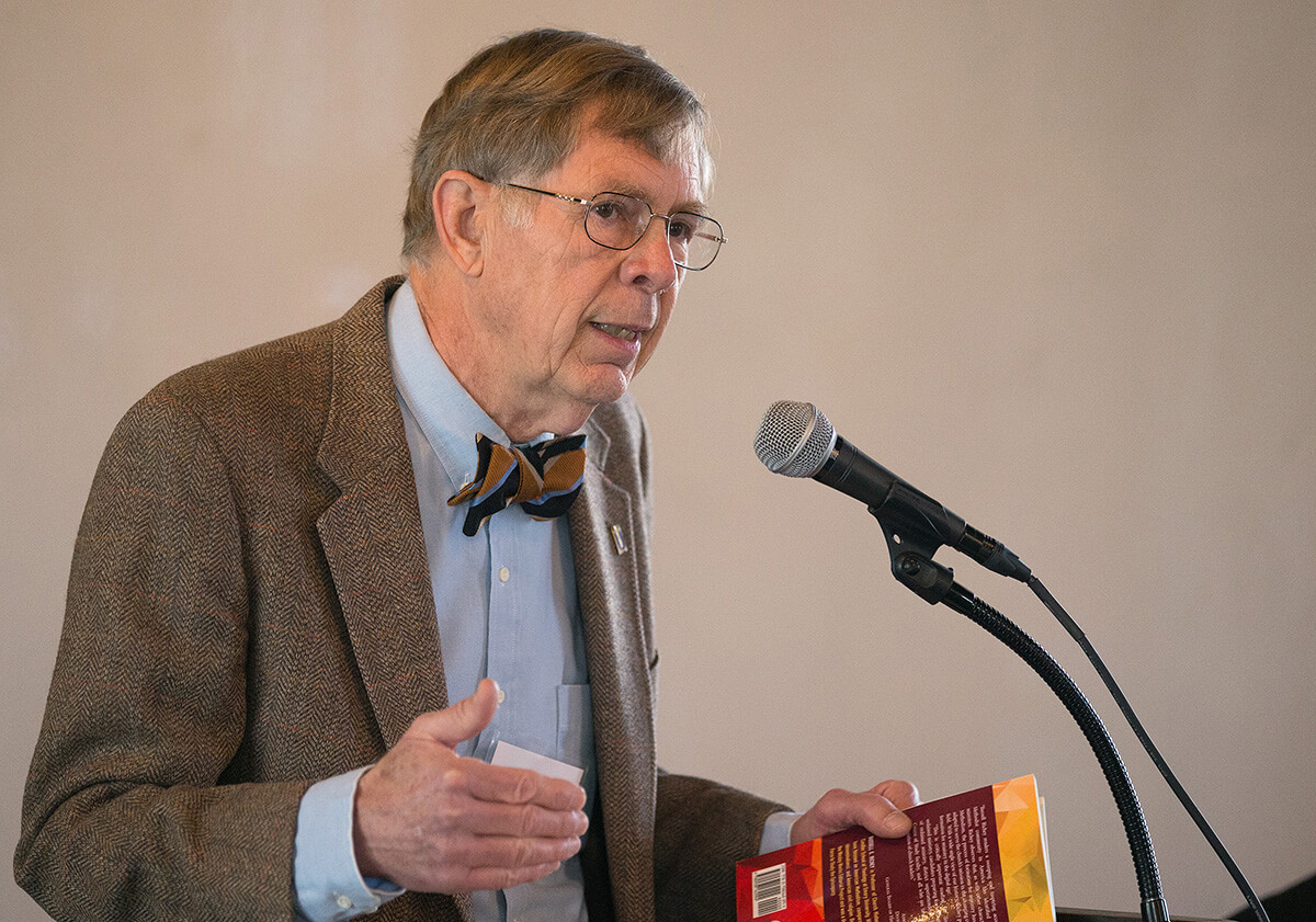 Le Révérend Russell E. Richey s'exprime lors d'une table ronde sur l'enseignement théologique au centre Scarritt Bennett à Nashville (Tennessee) en 2015. Richey, décédé le 19 janvier à son domicile de Durham (Caroline du Nord), était professeur à la Duke Divinity School de Durham et ancien doyen de la Candler School of Theology de l'université Emory. Photo de Mike DuBose, UM News.