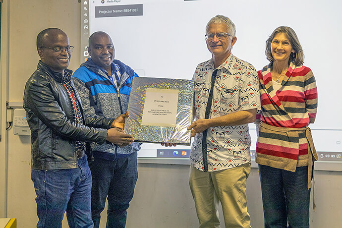 Larry et Jane Kies sont reconnus lors d'une cérémonie d'adieu organisée à Africa University en juin 2024, lorsque le couple a pris sa retraite de son travail missionnaire au sein de Global Ministries, après avoir servi au Zimbabwe pendant trois décennies. Avec l'aimable autorisation du Bureau des Affaires Publiques de Africa University.