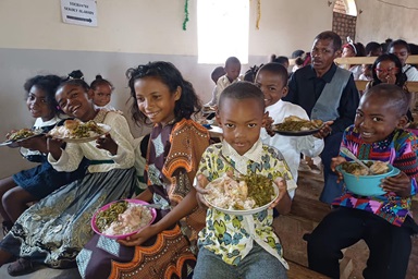 Membros da igreja e da comunidade recebem comida para a Celebração de Natal na IMU de Ambodifasika. Foto de Esdras Rakotoarivony. Membros da igreja e da comunidade recebem comida para a Celebração de Natal na IMU de Ambodifasika. Foto de Esdras Rakotoarivony.