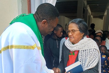 Le Révérend Éric Kalumba salue un membre de l'Église Méthodiste Unie d'Ambodifasika après le culte, à Ambodifasika, Madagascar. Le révérend Kalumba, missionnaire du United Methodist Board of Global Ministries (Conseil Méthodiste Uni des Ministères Mondiaux), est chargé d'implanter de nouvelles Églises Méthodistes Unies dans toute l'île. Photo par Esdras Rakotoarivony, UM News. Le Révérend Éric Kalumba salue un membre de l'Église Méthodiste Unie d'Ambodifasika après le culte, à Ambodifasika, Madagascar. Le révérend Kalumba, missionnaire du United Methodist Board of Global Ministries (Conseil Méthodiste Uni des Ministères Mondiaux), est chargé d'implanter de nouvelles Églises Méthodistes Unies dans toute l'île. Photo par Esdras Rakotoarivony, UM News.