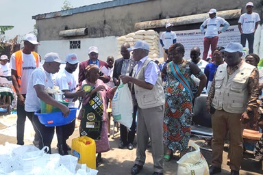 Emile Odimba, coordinator of the United Methodist Committee on Relief’s disaster management office in central Congo, helps distribute supplies to flood survivors in Kinshasa, Congo. More than 3,500 people lost their homes in massive flooding last year. Photo by the Rev. Fiston Okito, UM News. Emile Odimba, coordinator of the United Methodist Committee on Relief’s disaster management office in central Congo, helps distribute supplies to flood survivors in Kinshasa, Congo. More than 3,500 people lost their homes in massive flooding last year. Photo by the Rev. Fiston Okito, UM News.