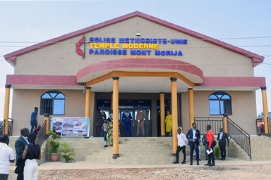 Des Méthodistes Unis se tiennent devant la nouvelle Église Méthodiste Unie du Mont Morija à Golf Plateau III, un district en pleine expansion de Lubumbashi, au Congo. Le nouveau bâtiment peut accueillir 800 fidèles. Photo avec l'aimable autorisation du district de Jérusalem. Des Méthodistes Unis se tiennent devant la nouvelle Église Méthodiste Unie du Mont Morija à Golf Plateau III, un district en pleine expansion de Lubumbashi, au Congo. Le nouveau bâtiment peut accueillir 800 fidèles. Photo avec l'aimable autorisation du district de Jérusalem.