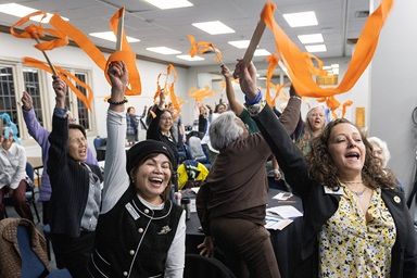 Miembros del Grupo Asesor del Programa Mujeres Unidas en la Fe celebran el anuncio de la Asamblea 2026, programada del 15 al 17 de mayo de 2026 en Indianápolis. La junta directiva y este grupo se reunieron en persona del 6 al 9 de marzo en el Centro Scarritt Bennett de Nashville, Tennessee, siendo esta la primera reunión presencial de la organización después del 2020. En primer plano aparecen Marilyn Sanchez Reid, de la Jurisdicción Occidental y miembro de la junta directiva, y la vicepresidenta Heidi Careaga, de la Jurisdicción NorCentral. Foto de Mike DuBose, Noticias MU. Miembros del Grupo Asesor del Programa Mujeres Unidas en la Fe celebran el anuncio de la Asamblea 2026, programada del 15 al 17 de mayo de 2026 en Indianápolis. La junta directiva y este grupo se reunieron en persona del 6 al 9 de marzo en el Centro Scarritt Bennett de Nashville, Tennessee, siendo esta la primera reunión presencial de la organización después del 2020. En primer plano aparecen Marilyn Sanchez Reid, de la Jurisdicción Occidental y miembro de la junta directiva, y la vicepresidenta Heidi Careaga, de la Jurisdicción NorCentral. Foto de Mike DuBose, Noticias MU.