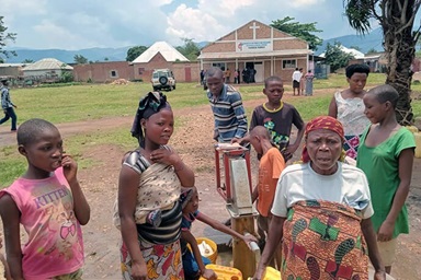 Christine Ntamubano exprime sa gratitude à l'Église Méthodiste Unie du Burundi pour avoir fourni de l'eau potable plus près de chez elle. Environ 5 000 personnes dans la région ont maintenant accès à l'eau potable, grâce à un forage installé par l'église. Photo par Jérôme Ndayisenga, UM News. Christine Ntamubano exprime sa gratitude à l'Église Méthodiste Unie du Burundi pour avoir fourni de l'eau potable plus près de chez elle. Environ 5 000 personnes dans la région ont maintenant accès à l'eau potable, grâce à un forage installé par l'église. Photo par Jérôme Ndayisenga, UM News.