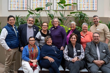 "Alguns dos membros do Comitê Executivo do Plano para o Ministério Hispano-Latino da Igreja Metodista Unida. Da esquerda para a direita (em pé): Rev. René Pérez, Raúl Alegría, Rev. Dra. Lydia Muñoz, Bispa Sandy Olewine, Bispa Lizzette Gabriel Montalvo e Jen Ihlo, Rev. Dr. Rodrigo Cruz. Sentados: Dra. Emma A. Escobar, Rev. Ella Luna Garza, Rev. Fabiola Grandon-Mayer e Rev. Giovanni Arroyo. Foto cortesia do Plano para o Ministério Hispano-Latino (PMHL)." "Alguns dos membros do Comitê Executivo do Plano para o Ministério Hispano-Latino da Igreja Metodista Unida. Da esquerda para a direita (em pé): Rev. René Pérez, Raúl Alegría, Rev. Dra. Lydia Muñoz, Bispa Sandy Olewine, Bispa Lizzette Gabriel Montalvo e Jen Ihlo, Rev. Dr. Rodrigo Cruz. Sentados: Dra. Emma A. Escobar, Rev. Ella Luna Garza, Rev. Fabiola Grandon-Mayer e Rev. Giovanni Arroyo. Foto cortesia do Plano para o Ministério Hispano-Latino (PMHL)."