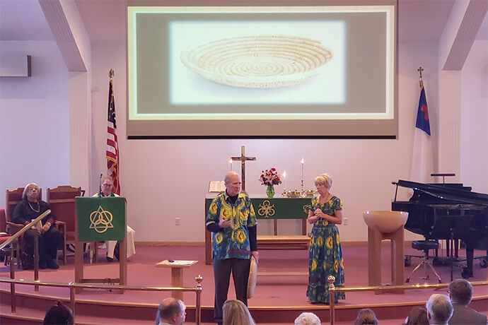 Le révérend Jonathan Baker et Donna Baker parlent du Partenariat pour le Congo à l'église méthodiste unie de Powellville à Pittsville, dans le Maryland, en 2019. Powellville, dans la conférence Peninsula-Delaware, est l'une des nombreuses églises locales qui soutiennent le partenariat. Photo avec l'aimable autorisation des Baker.