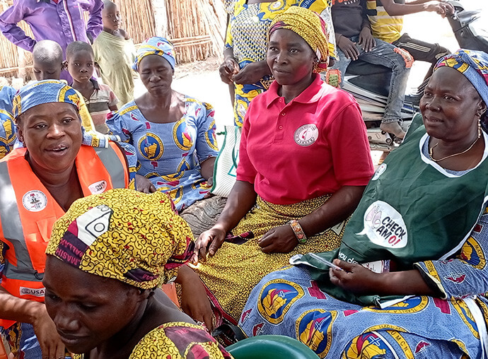 Les Infirmières Jemima Anthiah (à gauche) et Maimuna Eliphaz (à droite) fournissent des médicaments et des conseils sur la gestion de la santé aux femmes du village de Yapilo, dans l'État de Gombe, le 29 mars. Les services de santé gratuits ont été organisés par l'organisation des femmes de la Conférence du Nord du Nigeria. Photo par Ibrahim Babangida, UM News.