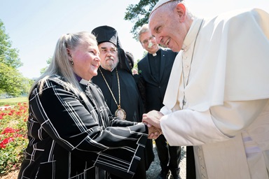 L'Evêque Méthodiste Unie Mary Ann Swenson salue le Pape François à Genève, en Suisse, en 2018, lors de la commémoration du 70e anniversaire du Conseil Œcuménique des Églises. Le Chef de l'Église Catholique a parlé de l'importance de l'engagement Catholique dans le travail Œcuménique et a promis son engagement à la cause de l'unité des chrétiens. Les Méthodistes Unis du monde entier pleurent le Pape François, décédé le 21 avril à l'âge de 88 ans. Photo d'archive d'Albin Hillert, Conseil Œcuménique des Églises. L'Evêque Méthodiste Unie Mary Ann Swenson salue le Pape François à Genève, en Suisse, en 2018, lors de la commémoration du 70e anniversaire du Conseil Œcuménique des Églises. Le Chef de l'Église Catholique a parlé de l'importance de l'engagement Catholique dans le travail Œcuménique et a promis son engagement à la cause de l'unité des chrétiens. Les Méthodistes Unis du monde entier pleurent le Pape François, décédé le 21 avril à l'âge de 88 ans. Photo d'archive d'Albin Hillert, Conseil Œcuménique des Églises.