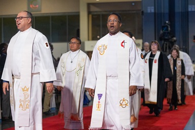 Una procesión de obispos/as metodistas Unidos/as encabeza el culto inaugural de la Conferencia General Metodista Unida de 2024, celebrada el 23 de abril de 2024 en Charlotte, Carolina del Norte. La junta de la agencia financiera de La Iglesia Metodista Unida votó a favor de otorgar a los/as obispos/as un aumento salarial retroactivo del 3%. Esta medida se produce después de que en diciembre, los/as obispos/as renunciaran a un aumento salarial en 2025 debido a los ajustados presupuestos de toda la denominación. Foto de archivo de Mike DuBose, Noticias MU. Una procesión de obispos/as metodistas Unidos/as encabeza el culto inaugural de la Conferencia General Metodista Unida de 2024, celebrada el 23 de abril de 2024 en Charlotte, Carolina del Norte. La junta de la agencia financiera de La Iglesia Metodista Unida votó a favor de otorgar a los/as obispos/as un aumento salarial retroactivo del 3%. Esta medida se produce después de que en diciembre, los/as obispos/as renunciaran a un aumento salarial en 2025 debido a los ajustados presupuestos de toda la denominación. Foto de archivo de Mike DuBose, Noticias MU.