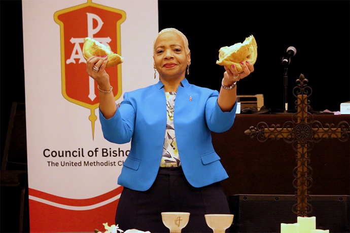 Tracy S. Malone, presidente del Concilio de Obispos/as, quien también preside la Conferencia Anual de Indiana, oficia la Santa Comunión en el culto de clausura de la reunión del Concilio de Obispos/as celebrada del 27 de abril al 2 de mayo en Chicago. Durante la reunión, los/as obispos/as presentaron una nueva declaración de visión para ayudar a la denominación a vivir. Foto de Rick Wolcott, Concilio de Obispos/as. Tracy S. Malone, presidente del Concilio de Obispos/as, quien también preside la Conferencia Anual de Indiana, oficia la Santa Comunión en el culto de clausura de la reunión del Concilio de Obispos/as celebrada del 27 de abril al 2 de mayo en Chicago. Durante la reunión, los/as obispos/as presentaron una nueva declaración de visión para ayudar a la denominación a vivir. Foto de Rick Wolcott, Concilio de Obispos/as.