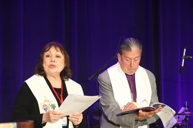 Os bispos Minerva G. Carcaño e David Wilson lideram o culto inaugural da Cúpula de Imigração da GCORR. Foto de David Burke. Os bispos Minerva G. Carcaño e David Wilson lideram o culto inaugural da Cúpula de Imigração da GCORR. Foto de David Burke.