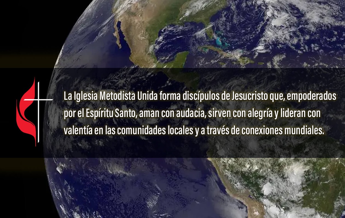 El Concilio de Obispos/as y la Mesa Conexional han colaborado en el desarrollo de una nueva declaración de la visión para la denominación: La Iglesia Metodista Unida forma discípulos/as de Jesucristo que, fortalecidos por el Espíritu Santo, aman con audacia, sirven con alegría y lideran con valentía en las comunidades locales y en las conexiones mundiales. Imagen de la Tierra del Observatorio Espacial de la NASA; gráfico original de Laurens Glass, versión en español Rev. Gustavo Vasquez, Noticias MU.