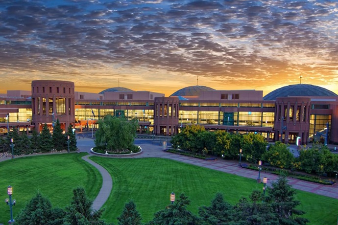 Le Minneapolis Convention Center se dresse dans le centre-ville de Minneapolis, Minn. Les organisateurs de l'Église Méthodiste Unie ont l'intention d'annuler le lieu initial de la Conférence Générale de 2020, retardée par le COVID, en choisissant Minneapolis comme ville d'accueil de la prochaine assemblée législative prévue du 8 au 18 mai 2028. Photo de Dan Anderson, avec l'aimable autorisation de Meet Minneapolis. (www.minneapolis.org) Le Minneapolis Convention Center se dresse dans le centre-ville de Minneapolis, Minn. Les organisateurs de l'Église Méthodiste Unie ont l'intention d'annuler le lieu initial de la Conférence Générale de 2020, retardée par le COVID, en choisissant Minneapolis comme ville d'accueil de la prochaine assemblée législative prévue du 8 au 18 mai 2028. Photo de Dan Anderson, avec l'aimable autorisation de Meet Minneapolis. (www.minneapolis.org)