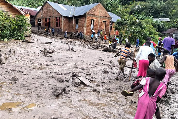 Des enfants et des adultes traversent une rue remplie de boue à Kasaba, au Congo, où les inondations ont tué au moins 110 personnes, dont cinq méthodistes unis, et détruit des centaines de maisons. Une Église Méthodiste Unie locale a été détruite par les inondations, affectant quelque 300 Méthodistes Unis. Photo avec l'aimable autorisation du district ecclésiastique de Fizi. Des enfants et des adultes traversent une rue remplie de boue à Kasaba, au Congo, où les inondations ont tué au moins 110 personnes, dont cinq méthodistes unis, et détruit des centaines de maisons. Une Église Méthodiste Unie locale a été détruite par les inondations, affectant quelque 300 Méthodistes Unis. Photo avec l'aimable autorisation du district ecclésiastique de Fizi.