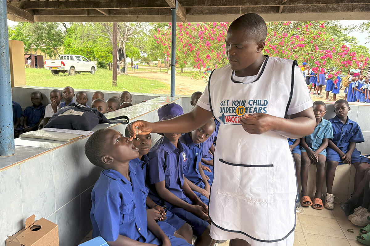 Des enfants de l'école primaire Chikwizo de l'Église Méthodiste Unie dans le district de Mutoko Mudzi au Zimbabwe font la queue pour se faire vacciner contre la polio au dispensaire rural de Chikwizo, dans le cadre de la campagne gouvernementale visant à éradiquer la maladie mortelle chez les enfants de moins de 10 ans. Les centres de santé de l'Église ont vacciné des milliers d'enfants contre la maladie en février. Chikwizo est l'une des cinq cliniques de l'hôpital de la mission Nyadire de l'Église à avoir été modernisées avec le soutien de la Nyadire Connection au cours de la dernière décennie. Photo par Eveline Chikwanah, UM News.