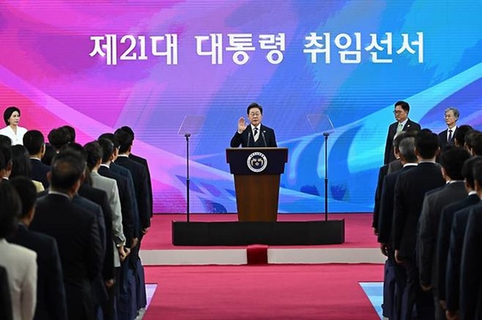 6월 4일 오전 국회 로텐더홀에서 이재명 대통령이 제21대 대한민국 대통령 취임선서를 하고 있다. 사진, 국회사진기자단. 6월 4일 오전 국회 로텐더홀에서 이재명 대통령이 제21대 대한민국 대통령 취임선서를 하고 있다. 사진, 국회사진기자단.