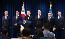 이재명 대통령이 4일 서울 용산 대통령실 청사에서 열린 새 정부 첫 인사 발표를 하고 있다. (왼쪽부터) 이종석 국가정보원장 후보자, 김민석 국무총리 후보자, 이 대통령, 강훈식 대통령비서실장, 위성락 안보실장, 황인권 대통령경호처장. 사진 출처, 대한민국 정책브리핑(www.korea.kr) 이재명 대통령이 4일 서울 용산 대통령실 청사에서 열린 새 정부 첫 인사 발표를 하고 있다. (왼쪽부터) 이종석 국가정보원장 후보자, 김민석 국무총리 후보자, 이 대통령, 강훈식 대통령비서실장, 위성락 안보실장, 황인권 대통령경호처장. 사진 출처, 대한민국 정책브리핑(www.korea.kr)