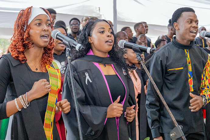 Les membres de la chorale de Africa University se produisent lors de la cérémonie de remise des diplômes du 7 juin à Mutare, au Zimbabwe. Les femmes représentent 59 % des diplômés de 2025. Photo reproduite avec l'aimable autorisation du bureau des affaires publiques de Africa University.