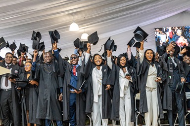 Graduados celebram durante a 31ª cerimônia de formatura da Universidade de África, a 7 de junho, na instituição Metodista Unida em Mutare, Zimbabwe. Com 622 graduados oriundos de 20 países africanos  que se juntam  ao grupo de graduados em todo o continente, a universidade permanece fiel ao seu lema: "Aqui se formam Líderes ". Foto cortesia do Escritório das  Relações Públicas da Universidade de África. Graduados celebram durante a 31ª cerimônia de formatura da Universidade de África, a 7 de junho, na instituição Metodista Unida em Mutare, Zimbabwe. Com 622 graduados oriundos de 20 países africanos  que se juntam  ao grupo de graduados em todo o continente, a universidade permanece fiel ao seu lema: "Aqui se formam Líderes ". Foto cortesia do Escritório das  Relações Públicas da Universidade de África.